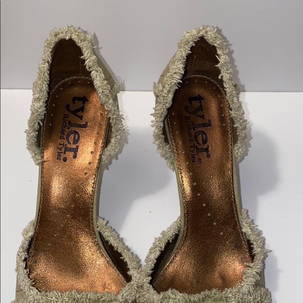 Richard Tyler Canvas Pumps Unique and Edgy - Picture 4 of 5